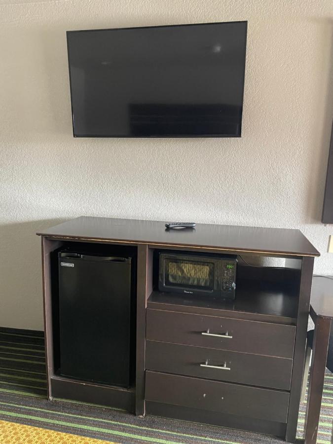 Regency Inn - Ченелвью Екстер'єр фото