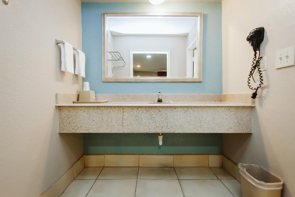 Regency Inn - Ченелвью Екстер'єр фото