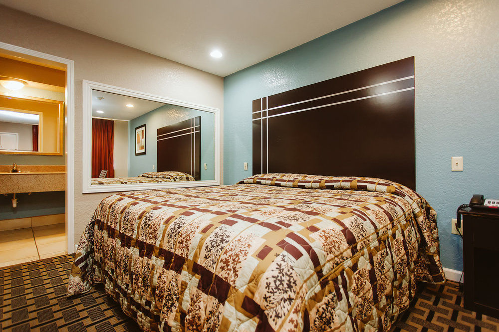 Regency Inn - Ченелвью Екстер'єр фото